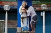 Мужчина моет статую Матери Терезы перед годовщиной ее смерти, Калькутта, Индия.