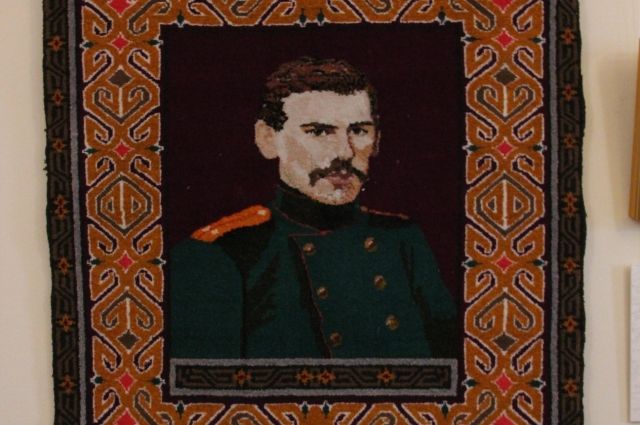 В музее им. Л.Н. Толстого в ст. Старогладовской хранится ковёр с изображением писателя, сотканный художником Магомедом Ясхановым в 1987 году.