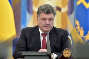 Порошенко на СНБО распорядился значительно поднять зарплаты на передовой
