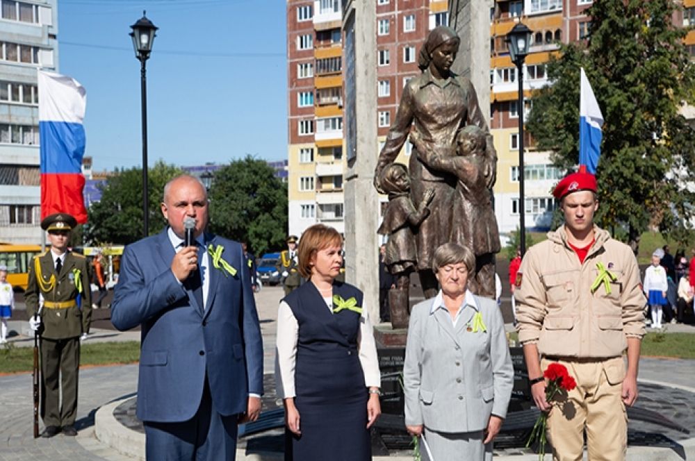 В открытии памятника участвовали врио губернатора области Сергей Цивилёв, вице-губернатор Санкт-Петербурга Анна Митянина, главы городов и районов области.