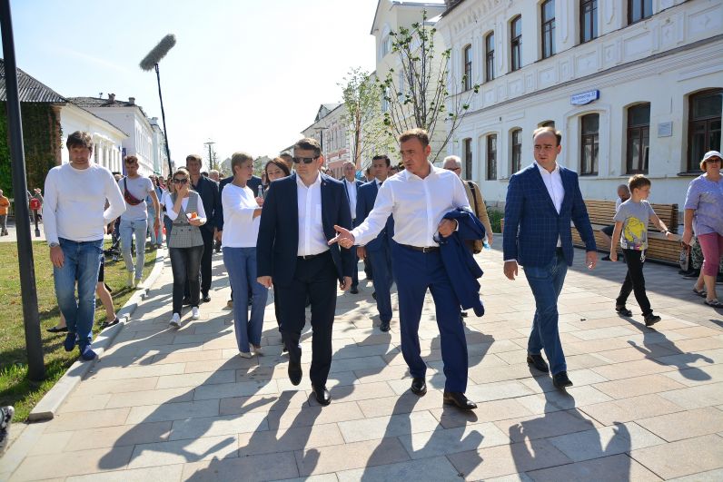 Губернатор Тульской области Алексей Дюмин прогуливается по улице Металлистов 