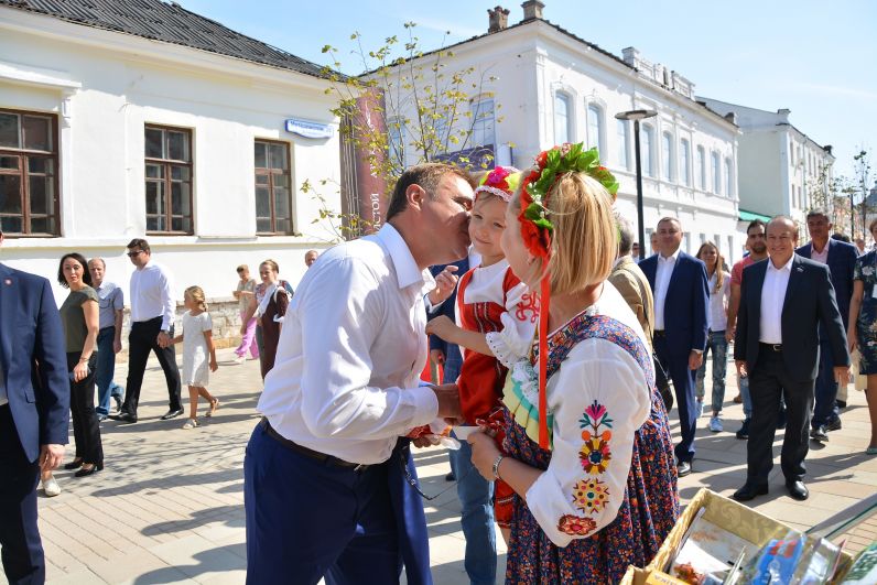 Губернатор региона общается с жителями города.