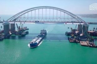 Разбито освещение и дорога: плавучий кран повредил Керченский мост
