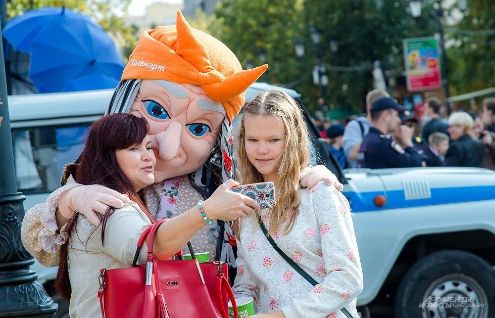 На Кировке горожане могли сфотографироваться со сказочным персонажем.