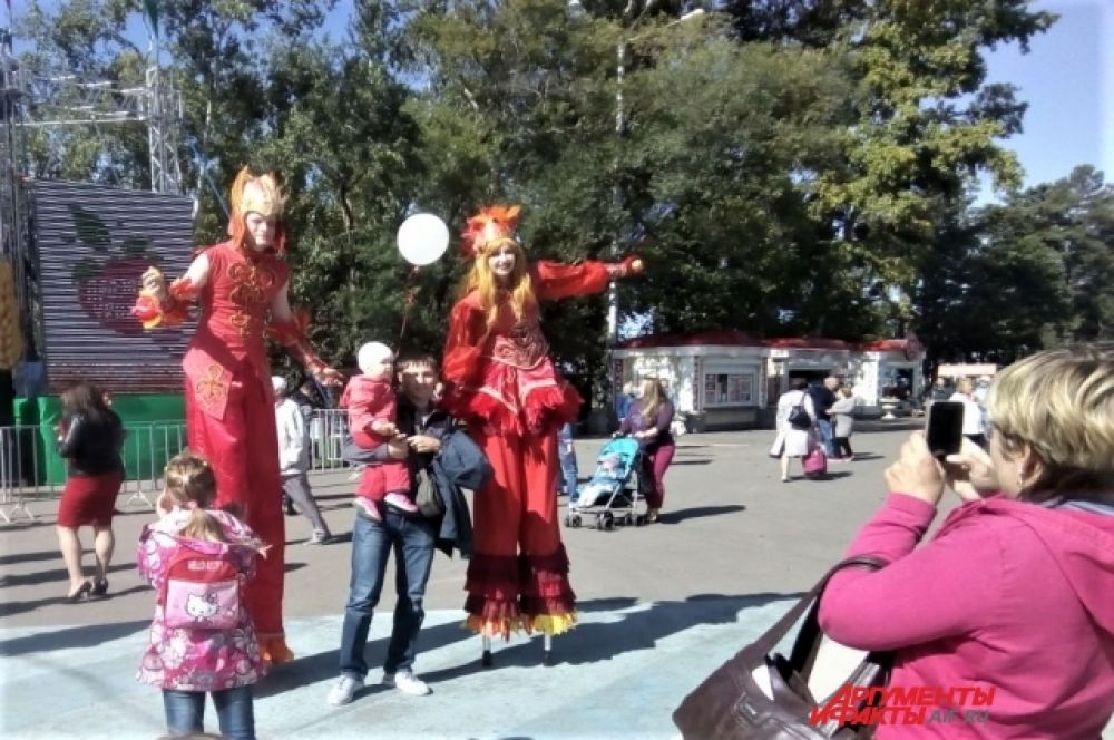 На набережной развернулись народные гулянья.