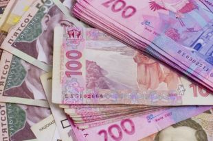 Украинцам посоветовали беречь наличные средства из-за оттока доллара