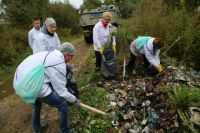 Большую свалку у дороги волонтеры убирали не менее часа. 