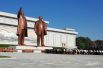 Массовое возложение  цветов к монументу Ким Ир Сена и Ким Чен Ира.