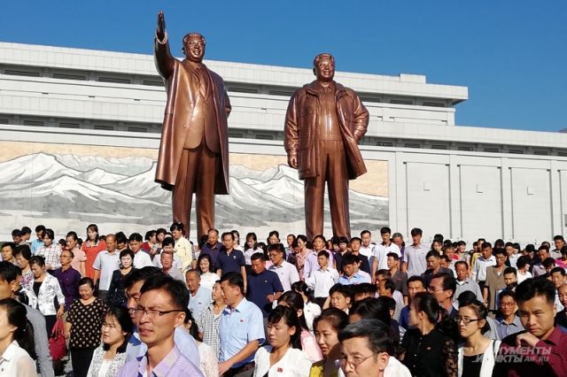 Массовое возложение цветов к монументу Ким Ир Сена и Ким Чен Ира.