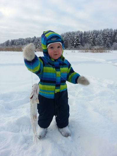 30. Максим Ляхин (2 года). На зимней рыбалке с дедом на пруду в Большесосновском районе в 2016 году достал свою первую щучку!