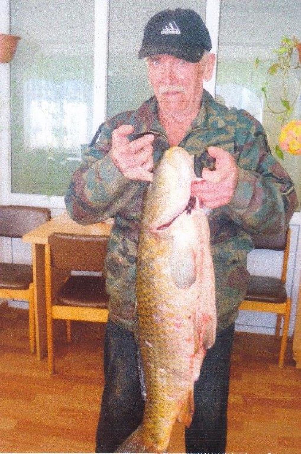 33. Коваленок Сергей Константинович, проживающий в Кудымкарском доме-интернате для престарелых и инвалидов. Сергей Константинович увлекается рыбалкой ещё с молодости. На фото рыба карп весом 8,600 кг, пойманный в реке Иньва города Кудымкара в мае 2018 года.