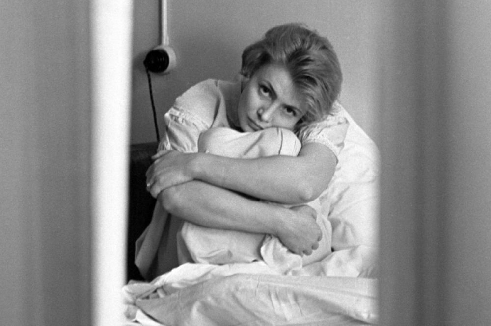 В фильме «Перекличка» 1965 года о двух поколениях советской молодежи сыграла роль Ники.