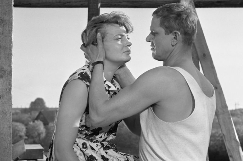 В двухсерийном фильме «Рабочий поселок», поставленным в 1965 году режиссером Владимиром Венгеровым по одноимённой повести Веры Пановой, Дорониной досталась роль Полины.