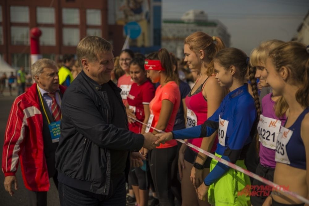 Мэр Новосибирска Анатолий Локоть тоже прибыл поддержать бегунов.