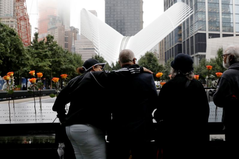 Посетители торжественной церемонии у Национального мемориала и музея 11 сентября, Нью-Йорк.