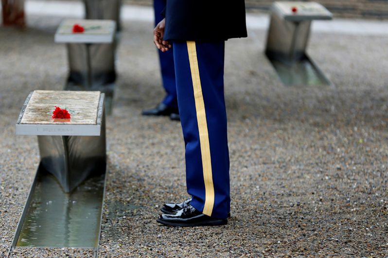 Военнослужащий армии США перед Мемориалом Пентагона, посвященного 184 мужчинам и женщинам, погибшим во время терактов 11 сентября, Вашингтон.