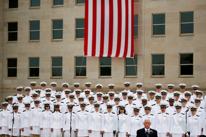 Вице-президент США Майк Пенс выступает на 17-й ежегодной церемонии в память о погибших 11 сентября, Пентагон, Вашингтон.