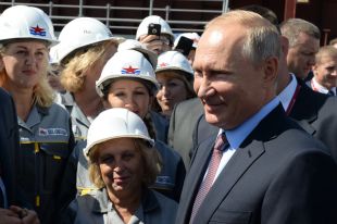 Президент РФ Владимир Путин общается с рабочими во время посещения Дальневосточного судостроительного комплекса «Звезда» в городе Большой Камень Приморского края.