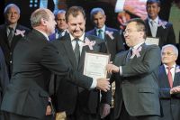 Сергей Андронов и Олег Третьяков вручают награду Василию Перевертеню. 