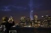 Световой мемориал «Дань в свете» памяти жертв терактов 11 сентября. Вид на башни-«призраки» из Бруклина.