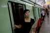 Девушка выходит из вагона поезда в пхеньянском метрополитене. 