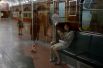 Девушка в вагоне поезда в пхеньянском метрополитене. 