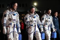 Члены основного экипажа корабля «Союз МС-08» экспедиции МКС-55/56 астронавт НАСА Рики Арнольд, космонавт Роскосмоса Олег Артемьев и астронавт НАСА Эндрю Фойстел (слева направо) перед отъездом на стартовую площадку космодрома Байконур.