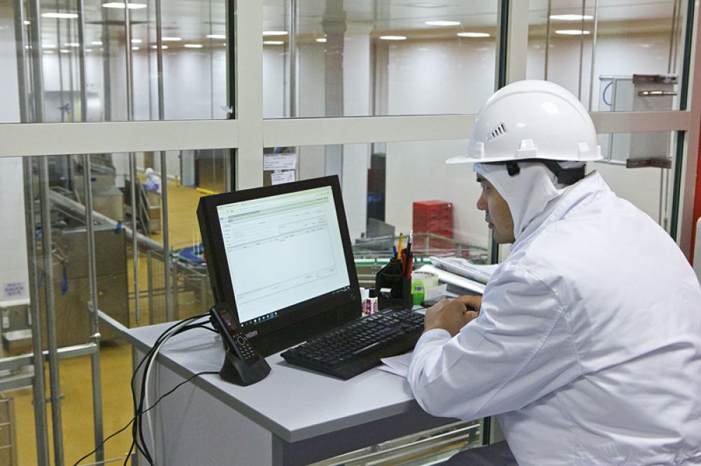 Сначала технолог ставит перед искусственным интеллектом задачу: надо произвести нужное количество колбасы определённого сорта. ИТ-программа сама выбирает необходимое сырьё и доставляет его на производственную линию, где мясо измельчается в гильотине.