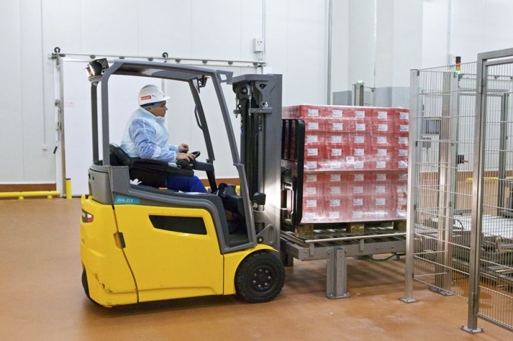 Кары забирают готовую продукцию и отвозят на склад. Производство рассчитано на 30 тыс. т сырокопчёных колбас в год, что на треть закрывает потребности всей России.