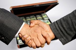 Обвиняемый за взятки передал осужденным телефоны