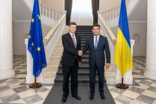 Валдис Домбровскис встретился с Владимиром Гройсманом в Киеве