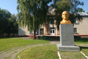 В селе под Полтавой снос памятника Ленину вызвал скандал и протесты