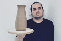 Денис - скульптор-керамист.