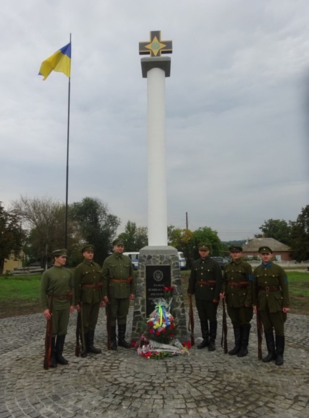 Почтить героев украинского войска собрались представители местной и областной власти, представители общественности.