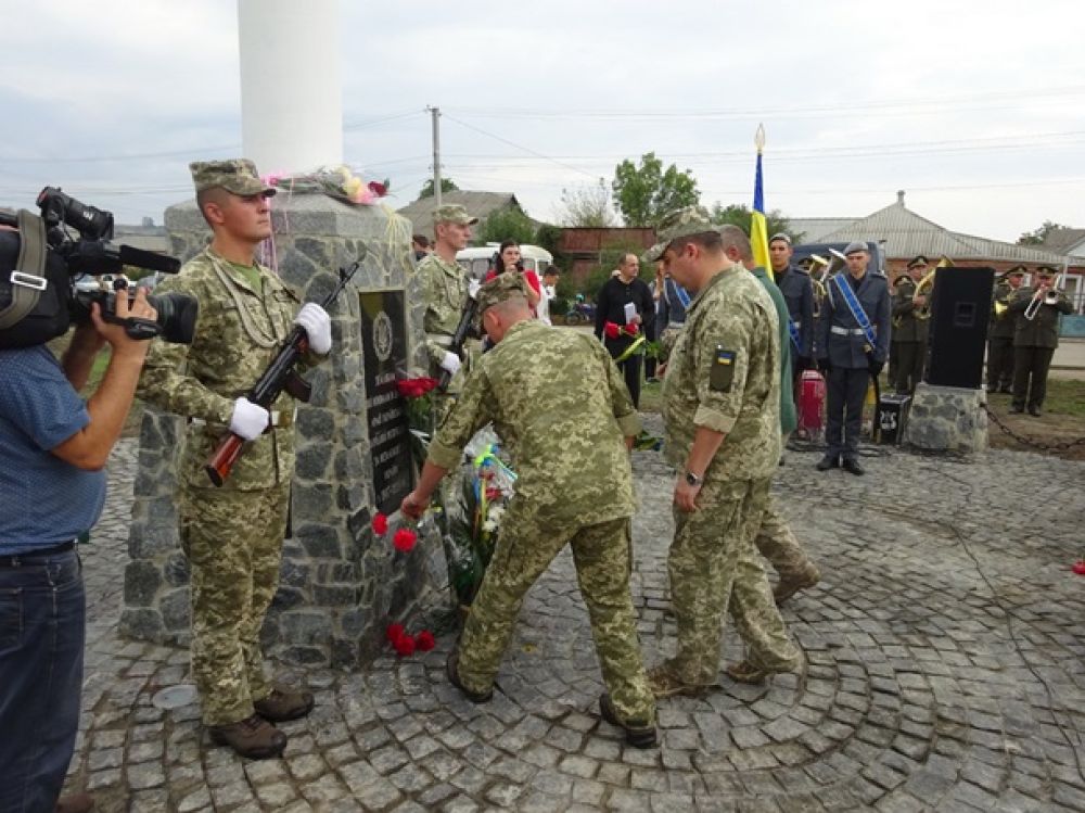 Почетный караул у памятника несли военные Вооруженных сил Украины и реконструкторы, одетые в форму армии УНР.
