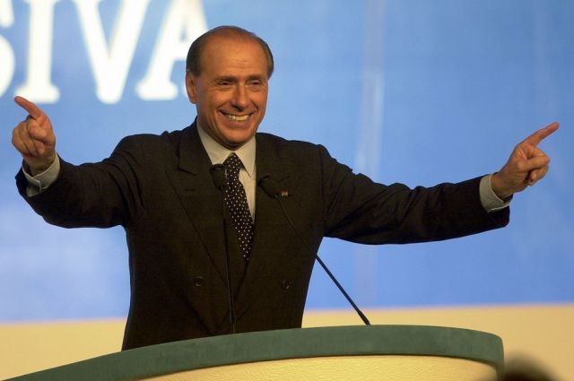 В центре картины - бывший премьер-министр Италии Сильвио Берлускони. 