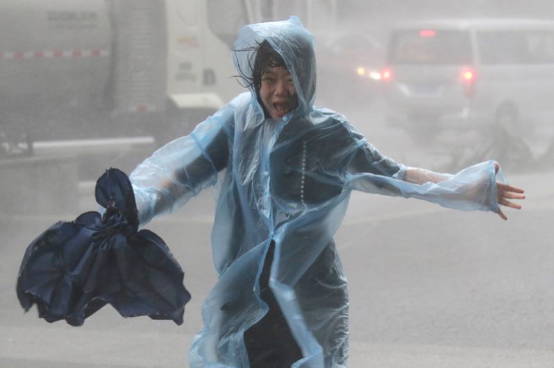 Девушка на улице Шэньчжэня во время тайфуна.