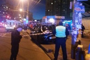 Очевидцы ДТП в Киеве на Минской разбили автомобиль виновника аварии