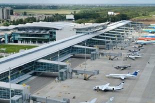 Омелян планирует «пересадить» на самолеты половину украинцев
