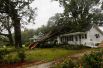 Упавшее на дом дерево в городе Уилсон, Северная Каролина.