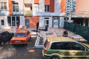 В Киеве на пенсионерку упала арматура: женщина погибла