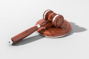 Решается вопрос об избрании подозреваемому меры пресечения.