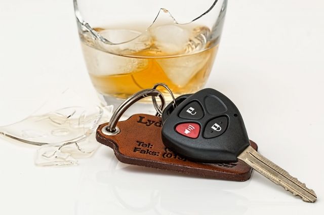Освидетельствование показало, что водитель был пьян. Выяснилось, что мужчину уже четыре раза привлекали к ответственности за управление транспортным средством в состоянии опьянения. На него завели уголовное дело.
