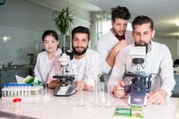 Иностранные студенты ЮУрГУ проводят исследования в лаборатории Высшей медико-биологической школы университета.