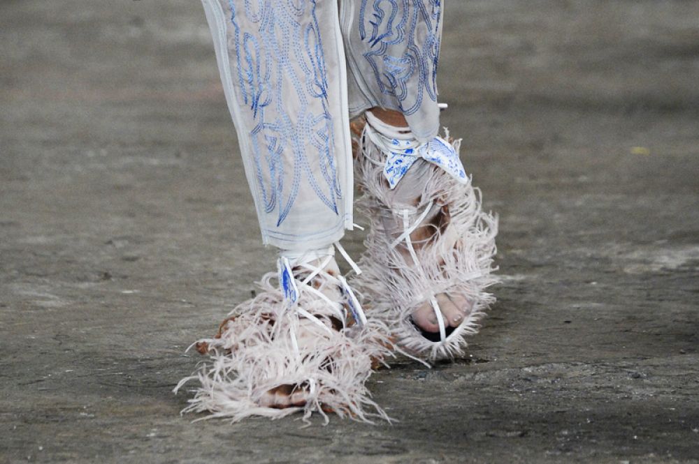 Пушистая обувь на показе Fashion East.