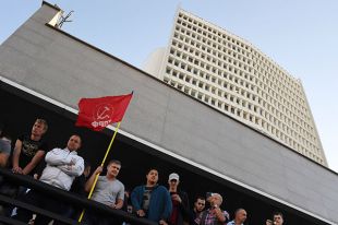 Стихийная акция протеста несогласных с предварительными итогами второго тура выборов губернатора Приморья у здания краевой администрации.
