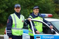 Лейтенанты полиции Алексей Ваняев и Антон Добренюк с мигалками расчистили путь рожающей пермячке. 