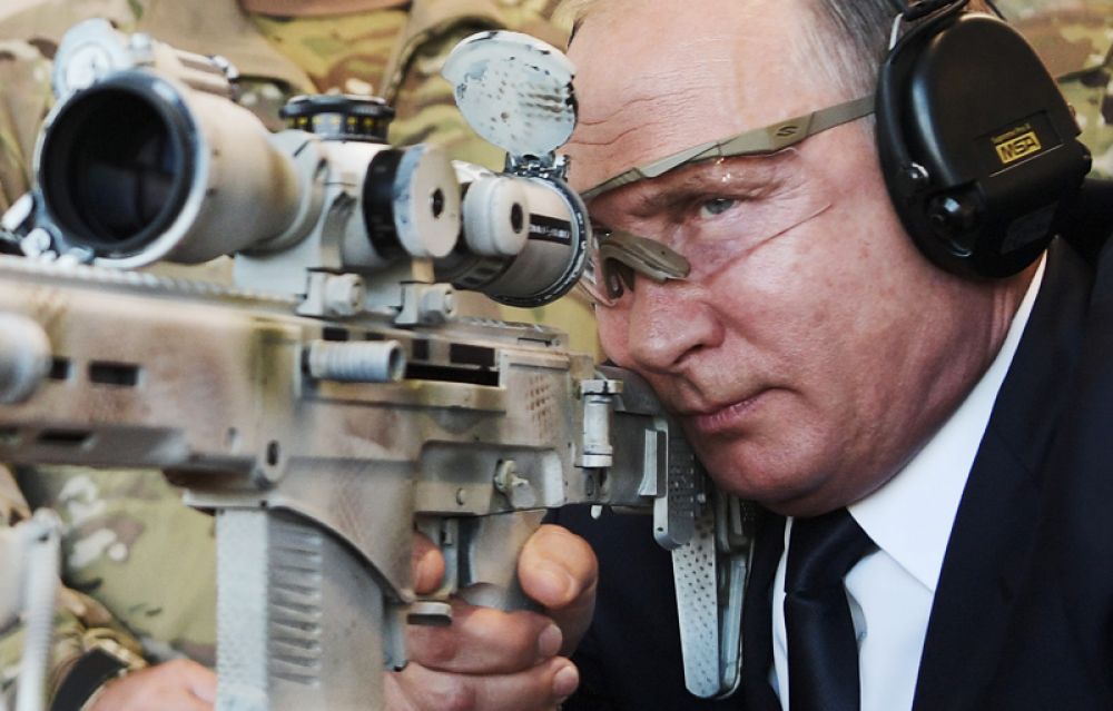 Владимир Путин стреляет из снайперской винтовки Чукавина (СВЧ-308).