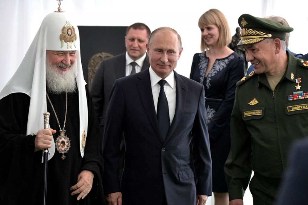 Патриарх Кирилл, Владимир Путин и Сергей Шойгу во время осмотра макета и элементов отделки будущего главного храма Вооружённых сил РФ, который будет построен на территории военно-патриотического парка «Патриот».