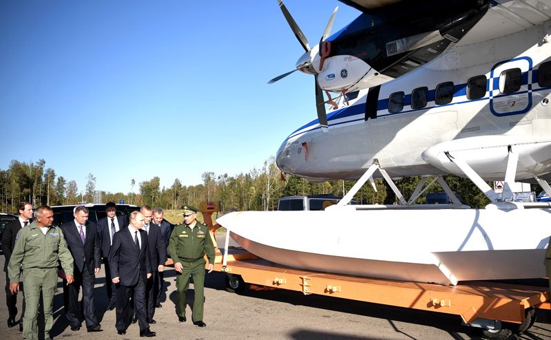 Президент РФ Владимир Путин осматривает самолеты L-410 УВП-Е20 на лыжном и поплавковом шасси.
